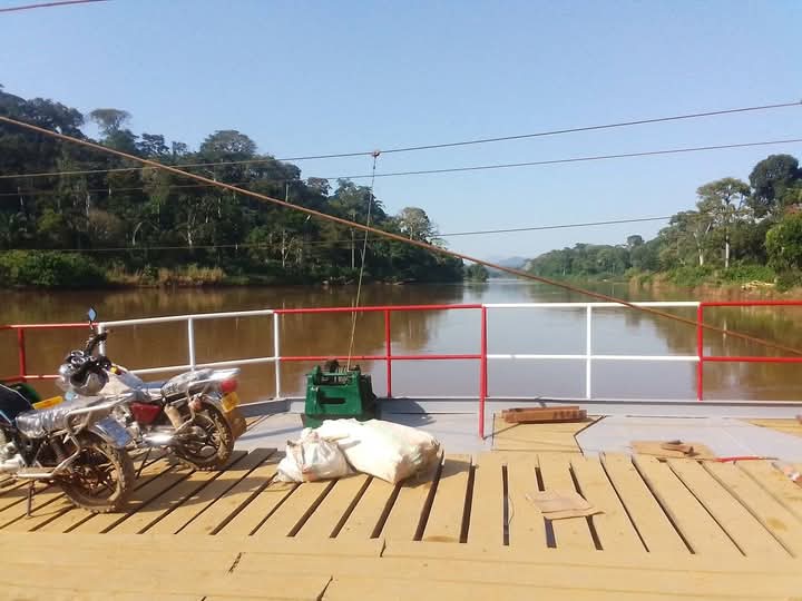 Pont sur le fleuve Mbam au lieu dit ncha-Yang Pont sur le fleuve Mbam au lieu dit ncha-Yang