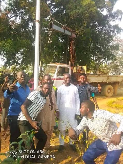 Installation des poteaux solaires dans la ville de Deuk